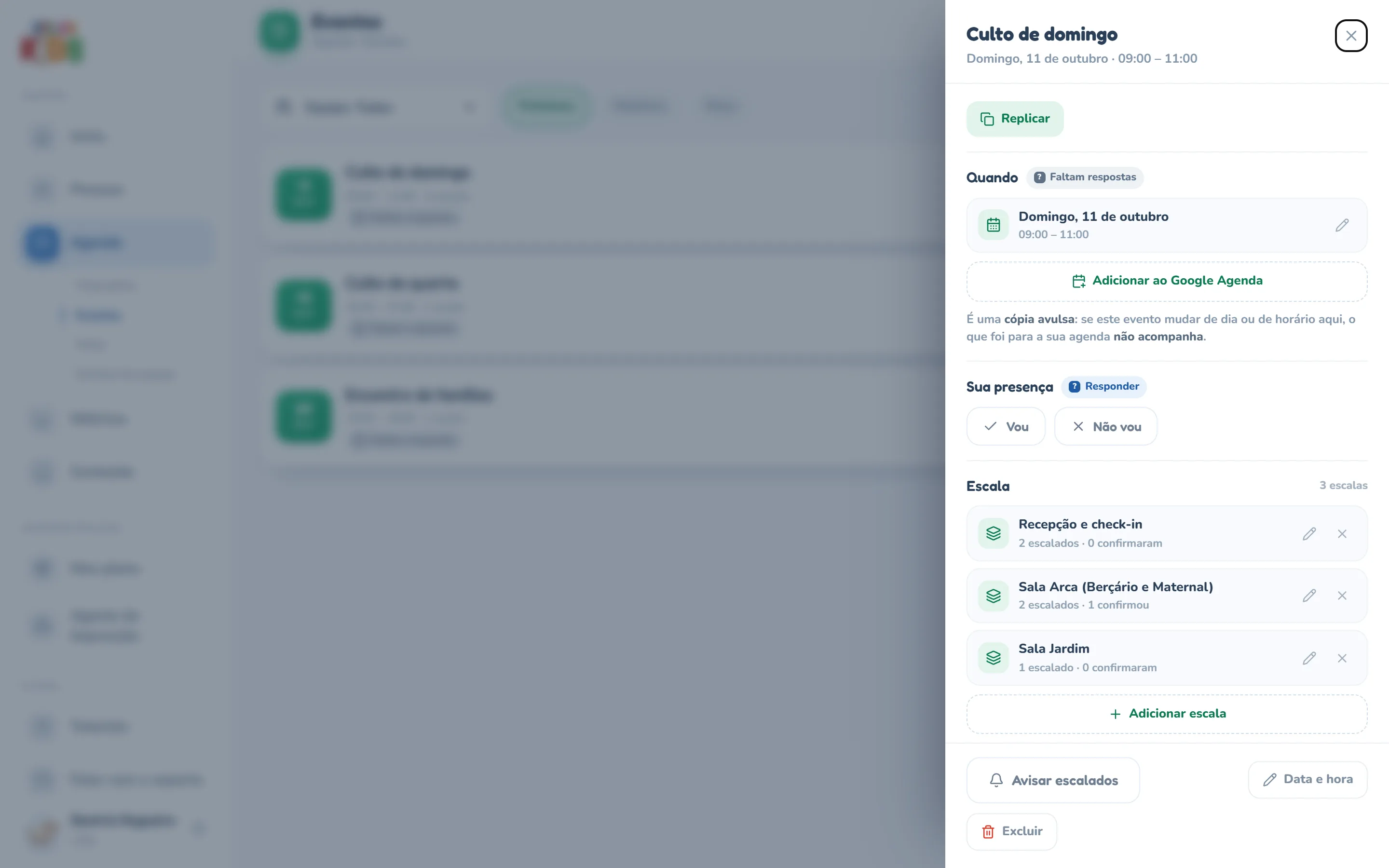 Gaveta do evento Culto de domingo aberta à direita da lista Eventos: o botão Replicar no alto; a seção Quando com o selo Faltam respostas, a data, o horário e o botão Adicionar ao Google Agenda; Sua presença com o selo Responder e os botões Vou e Não vou; a seção Escala com as três escalas — Recepção e check-in, Sala Arca (Berçário e Maternal) e Sala Jardim —, cada uma com quantos estão escalados e quantos confirmaram, o lápis e o ×, e o botão Adicionar escala; e, no rodapé, Avisar escalados, Data e hora e Excluir.