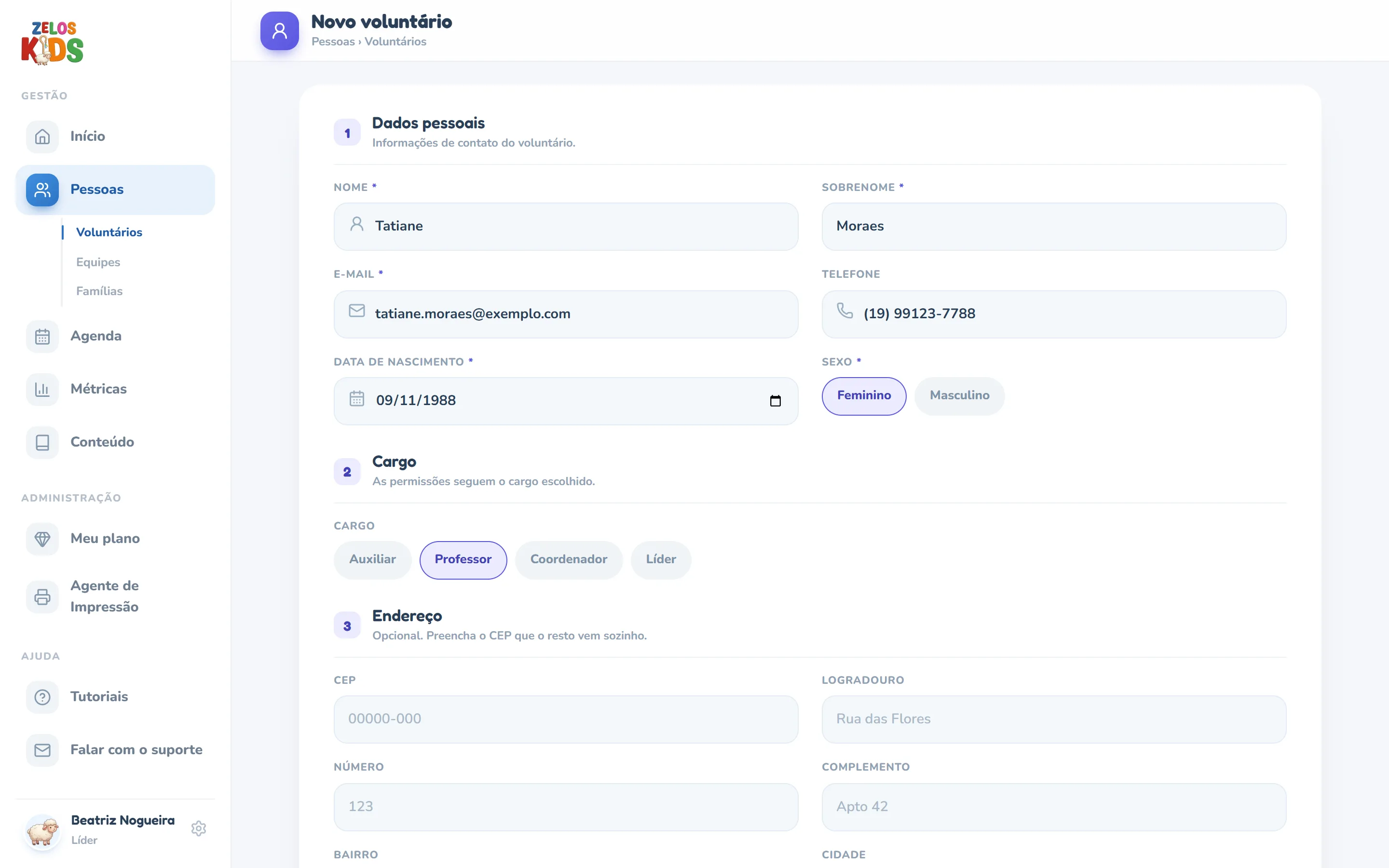 Tela Novo voluntário com o bloco 1 Dados pessoais preenchido (Nome, Sobrenome, E-mail, Telefone, Data de nascimento e Sexo com Feminino marcado — com asterisco em Nome, Sobrenome, E-mail, Data de nascimento e Sexo) e o bloco 2 Cargo com os botões Auxiliar, Professor, Coordenador e Líder, com Professor selecionado; embaixo começa o bloco 3 Endereço, opcional, com os campos CEP, Logradouro, Número e Complemento ainda em branco.