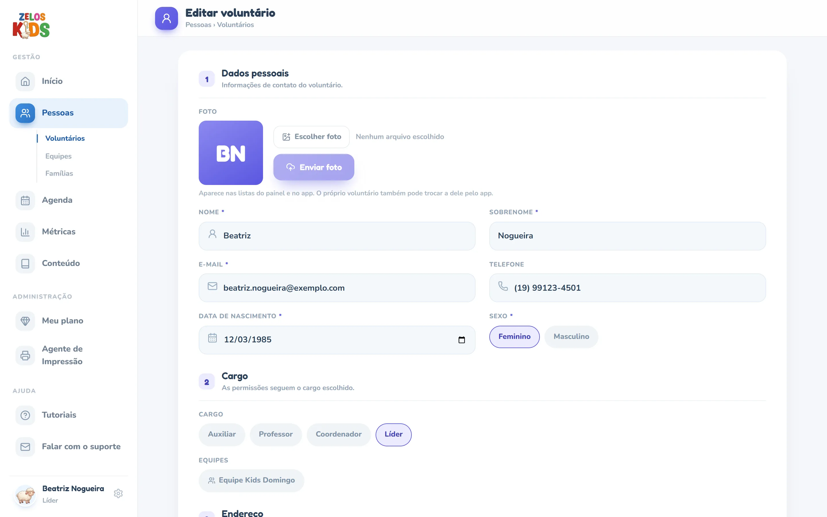 Tela Editar voluntário: o grupo 1 Dados pessoais começa pelo campo Foto — um quadrado roxo grande com as iniciais BN, o botão Escolher foto, o texto Nenhum arquivo escolhido e o botão Enviar foto ainda apagado, com a dica de que a foto aparece nas listas do painel e no app e de que o próprio voluntário pode trocar a dele pelo app. Abaixo vêm Nome, Sobrenome, E-mail, Telefone, Data de nascimento e Sexo já preenchidos, e o bloco 2 Cargo com Líder marcado e o campo Equipes com o chip Equipe Kids Domingo.