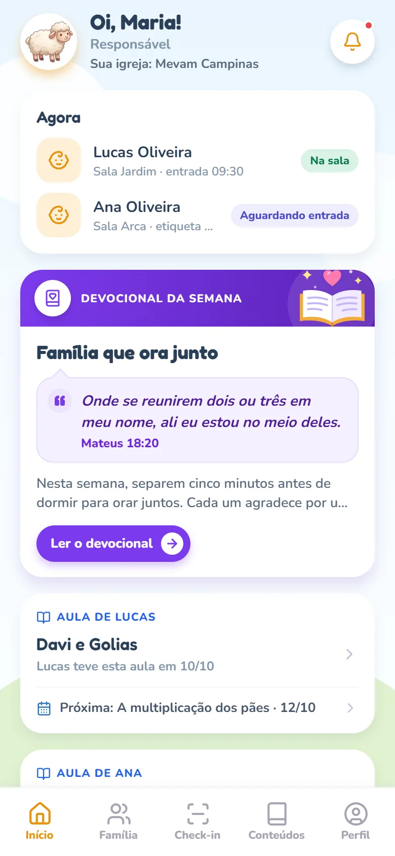 Tela Início do responsável logo após entrar, com a saudação "Oi, Maria!", o rótulo Responsável, a linha Sua igreja: Mevam Campinas e o sino de notificações com um ponto vermelho; o bloco Agora com Lucas Oliveira, Na sala, e Ana Oliveira, Aguardando entrada; o card Devocional da semana, com a faixa roxa no alto, o título, o versículo e o botão Ler o devocional; o começo do card Aula de Lucas; e a barra inferior com Início, Família, Check-in, Conteúdos e Perfil.