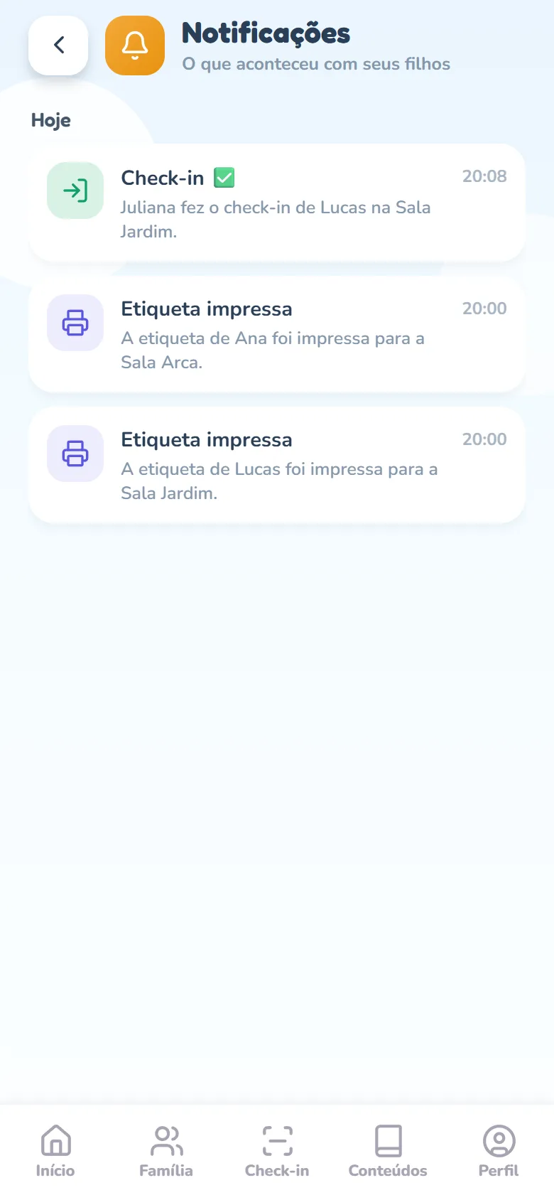 Tela Notificações com o grupo Hoje: no topo, um aviso Check-in ✅ e, abaixo, dois avisos Etiqueta impressa, cada um com o texto do que aconteceu com a criança e a hora ao lado