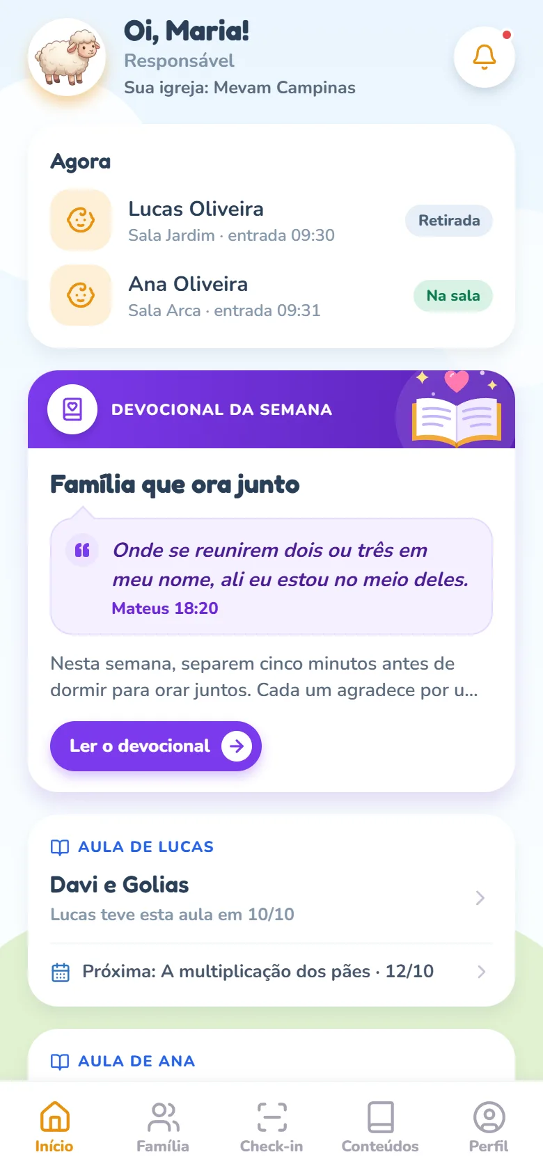Aba Início com a linha Sua igreja: Mevam Campinas sob Responsável e o bloco Agora mostrando um filho com o selo Retirada e outro com o selo Na sala, cada um com a sala e a hora de entrada; embaixo do Agora, os cards de conteúdo, a começar pelo Devocional da semana com a faixa roxa, seguido da Aula de Lucas; na barra, Início, Família, Check-in, Conteúdos e Perfil