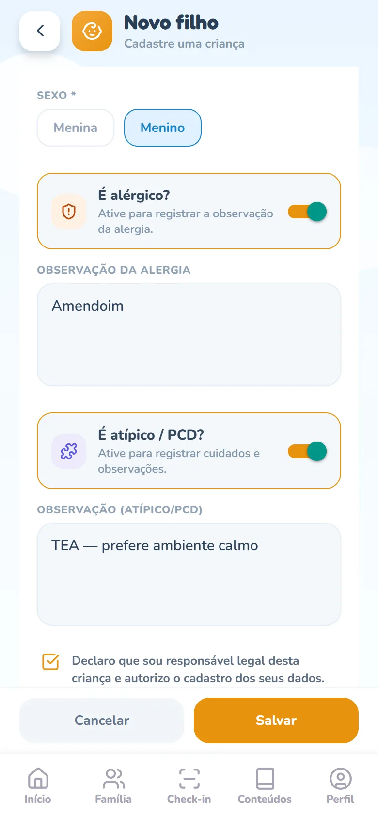 Parte de baixo da tela Novo filho: chaves É alérgico? e É atípico / PCD? ligadas, com as observações preenchidas, a declaração de responsável legal marcada e os botões Cancelar e Salvar.