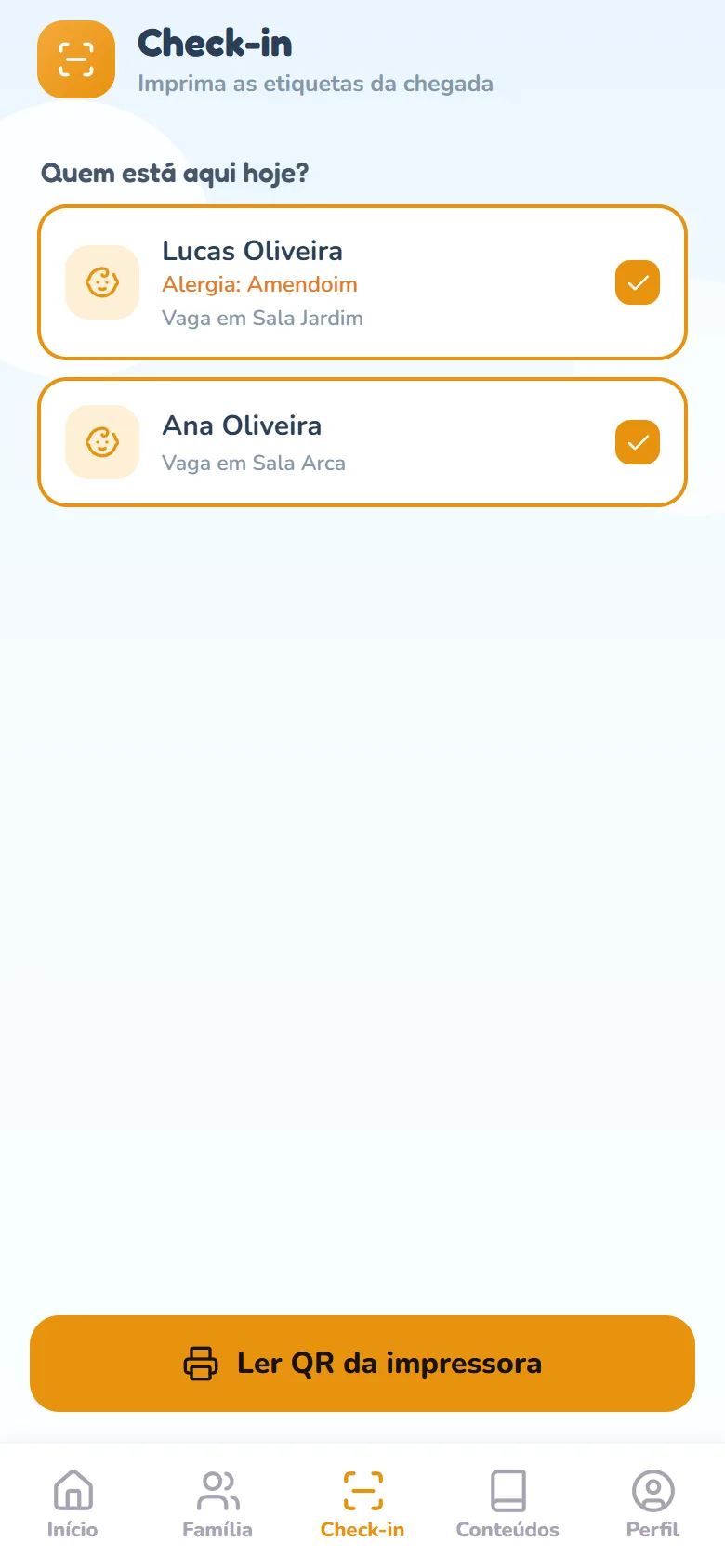Aba Check-in com a pergunta Quem está aqui hoje?, dois filhos marcados com borda laranja e o texto Vaga em … embaixo de cada nome; no rodapé, o botão Ler QR da impressora ativo.