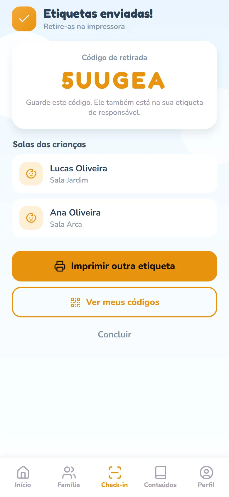 Tela Etiquetas enviadas! logo após o check-in, com o card Código de retirada mostrando um código de seis caracteres, a lista Salas das crianças e os botões Imprimir outra etiqueta, Ver meus códigos e Concluir.