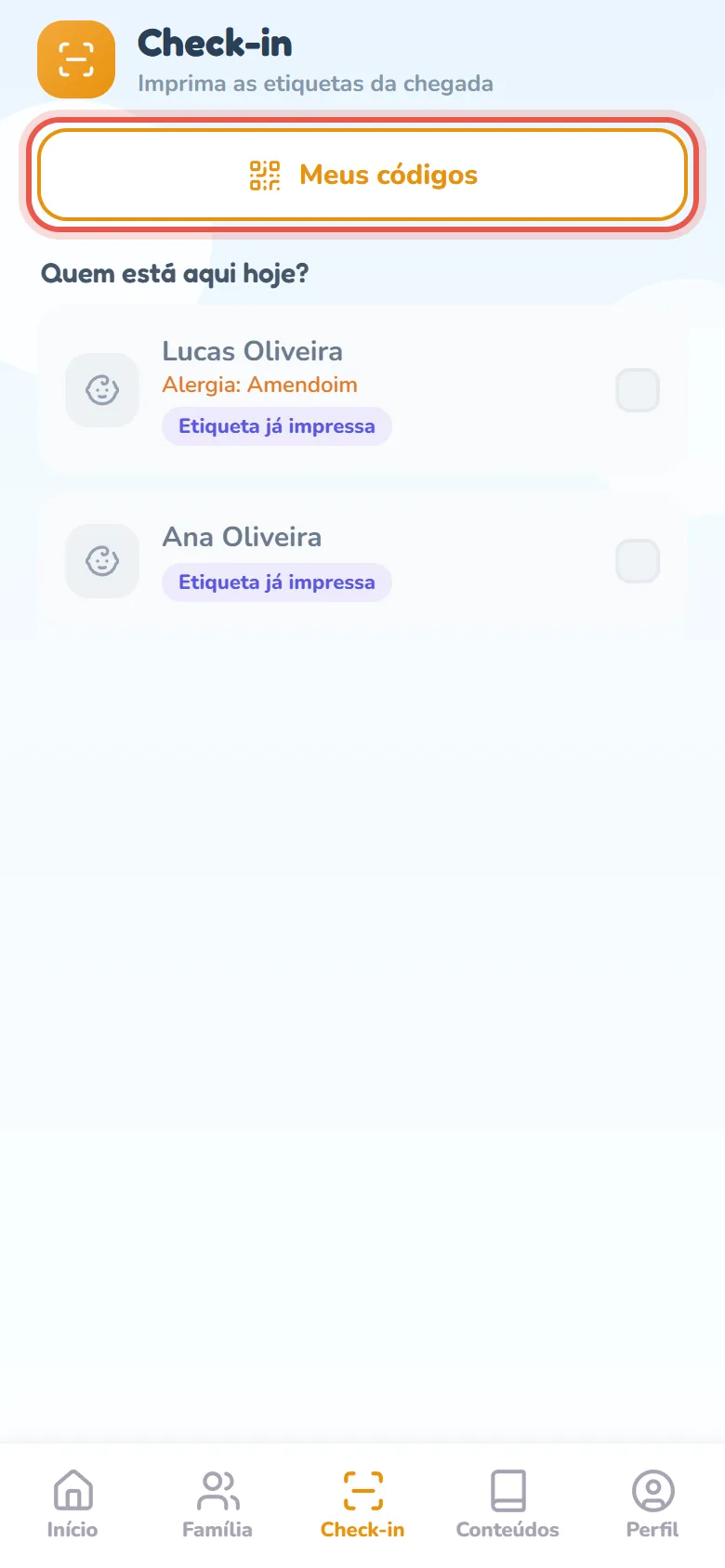Aba Check-in com o botão Meus códigos no alto, acima da lista Quem está aqui hoje?, em que os filhos aparecem em cinza com o selo Etiqueta já impressa.