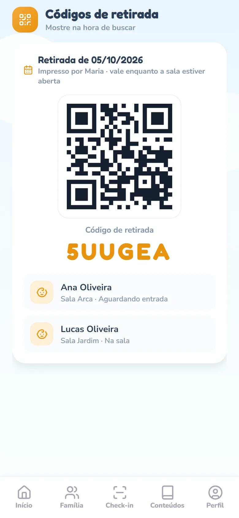 Tela Códigos de retirada com um card Retirada de (data do dia), a linha Impresso por Maria · vale enquanto a sala estiver aberta, o QR grande, o Código de retirada em letras grandes e dois filhos listados com a sala e as situações Na sala e Aguardando entrada.
