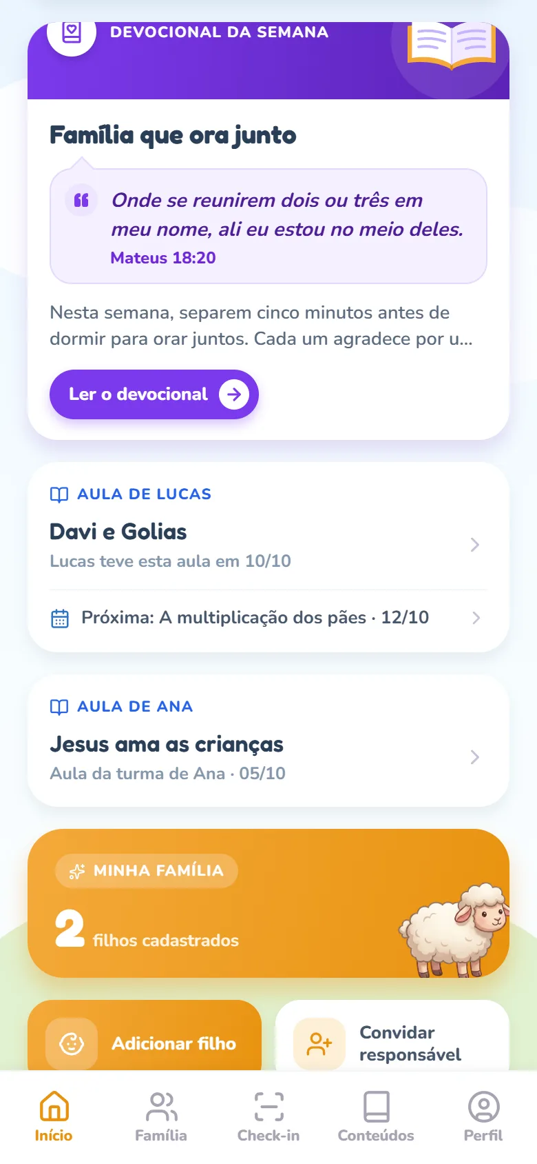 Aba Início da responsável rolada até o card Devocional da semana, com o topo da faixa roxa cortado: o título Família que ora junto, o versículo num balão lilás, o começo do texto e o botão Ler o devocional; abaixo, o card Aula de Lucas com Davi e Golias, a legenda Lucas teve esta aula em 10/10 e a linha Próxima: A multiplicação dos pães · 12/10; o card Aula de Ana com Jesus ama as crianças e Aula da turma de Ana · 05/10; o cartão Minha família com 2 filhos cadastrados e os atalhos Adicionar filho e Convidar responsável; embaixo, a barra com Início, Família, Check-in, Conteúdos e Perfil.