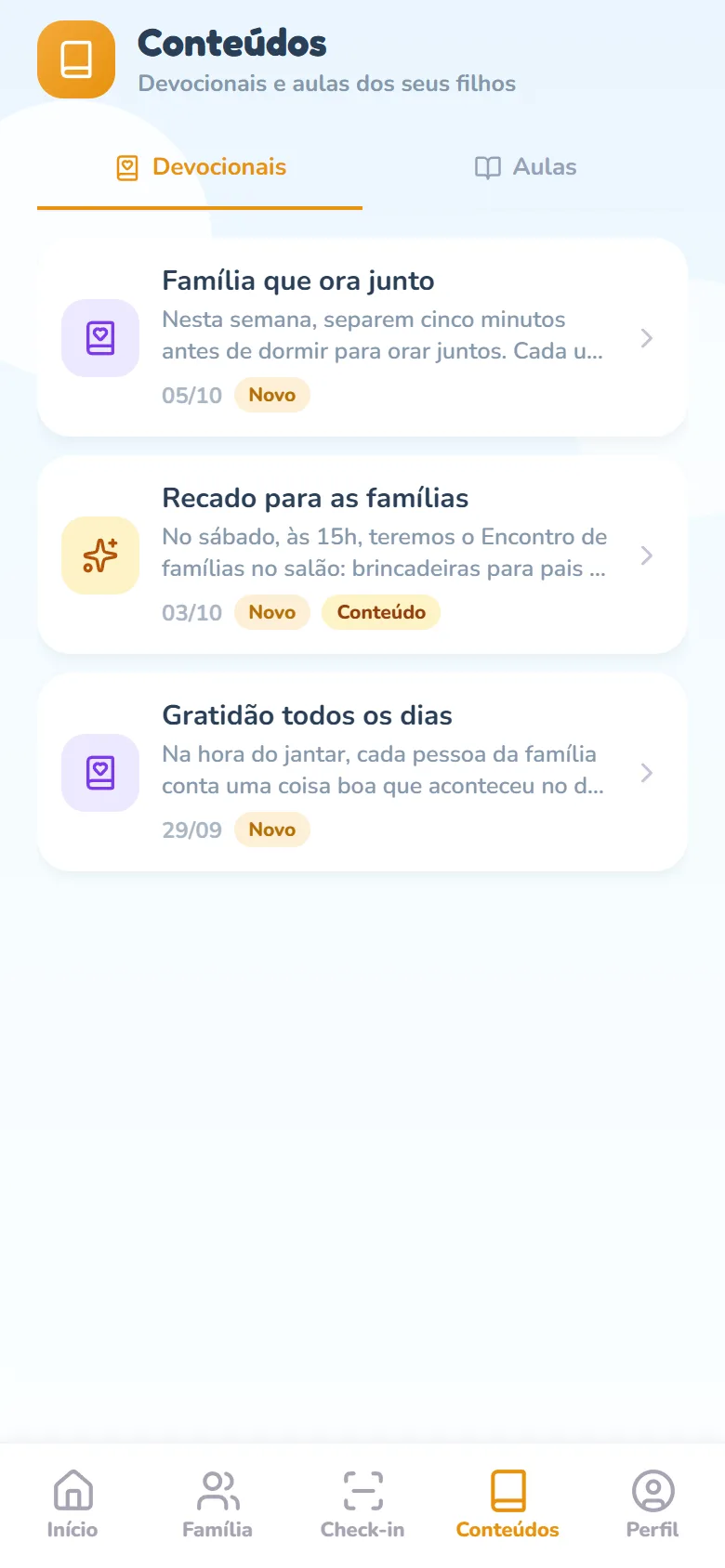 Aba Conteúdos aberta em Devocionais: o título Conteúdos com o subtítulo Devocionais e aulas dos seus filhos, as abas Devocionais e Aulas e a lista de devocionais, cada um com o começo do texto, a data da publicação e o selo Novo.