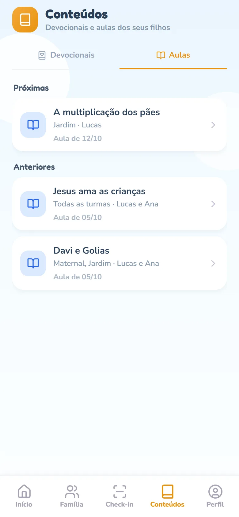 Aba Conteúdos aberta em Aulas: as aulas compartilhadas com as famílias, cada uma com o título, a turma e o nome do filho (como Jardim · Lucas, ou Todas as turmas) e a data da aula.