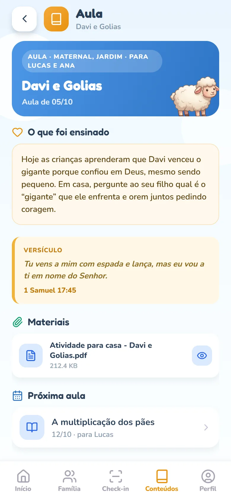 Detalhe de uma aula compartilhada: o cabeçalho azul com Aula, as turmas e para quem é, o título Davi e Golias e a data da aula; abaixo, as seções O que foi ensinado, Versículo e Materiais (título com um clipe e o arquivo PDF com o tamanho e o ícone de olho para abrir), e no fim o card Próxima aula com o título, a data e para quem é.