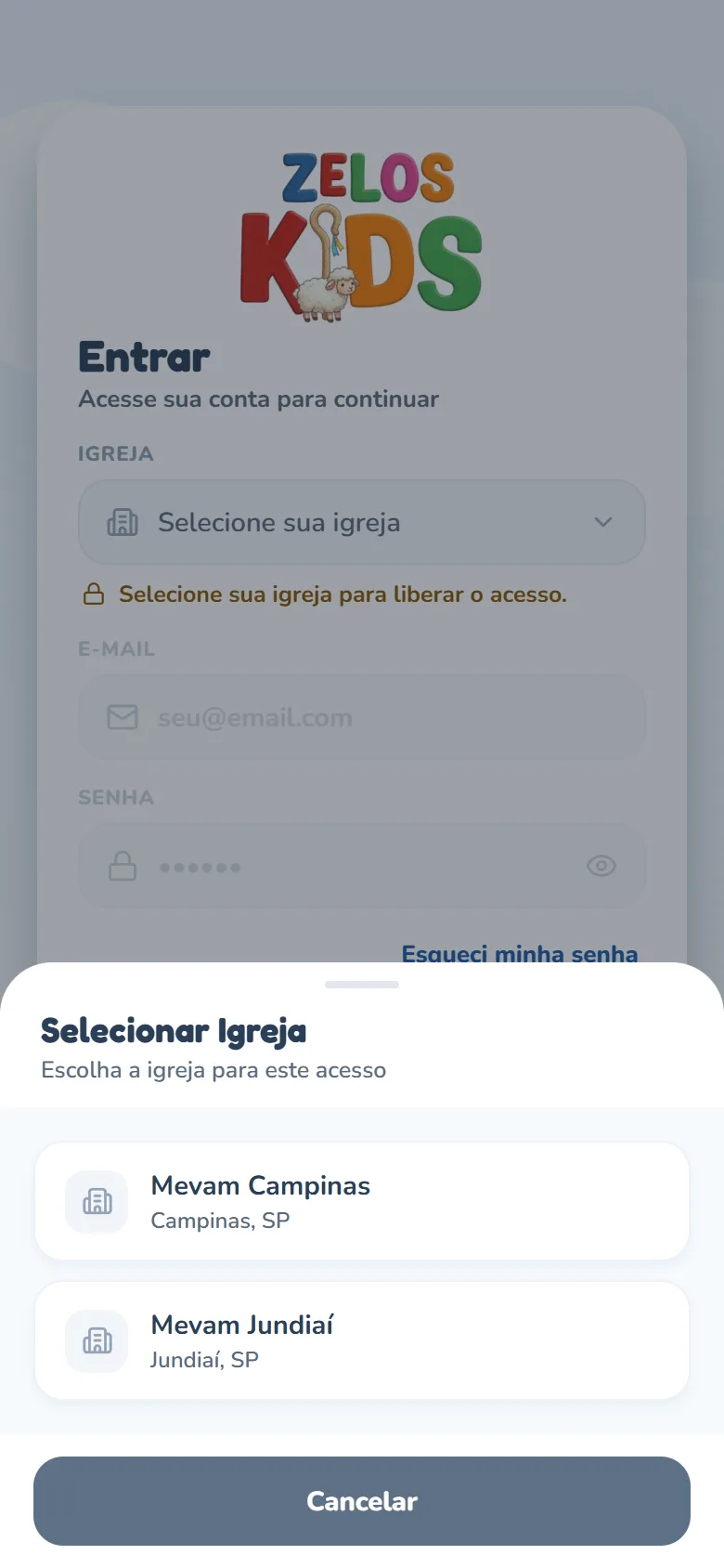 Folha "Selecionar Igreja" aberta sobre a tela de entrar, com o subtítulo Escolha a igreja para este acesso, as igrejas em ordem alfabética, cada uma com o nome e, abaixo, cidade e estado, e o botão Cancelar embaixo.