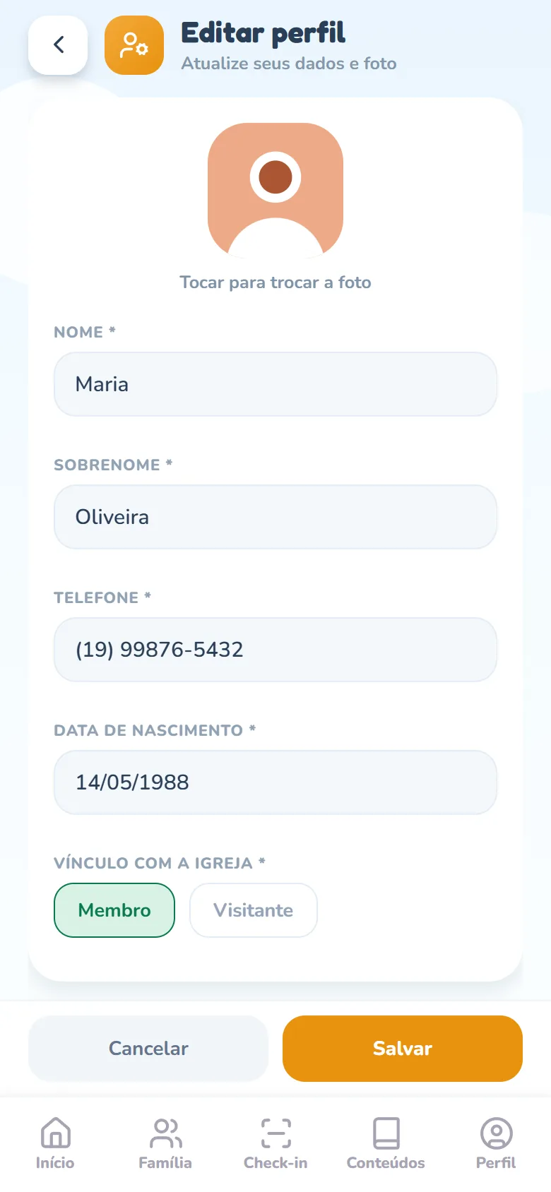 Tela Editar perfil com a foto grande no topo e o texto Tocar para trocar a foto, os campos Nome, Sobrenome, Telefone e Data de nascimento preenchidos e os chips Membro e Visitante do vínculo com a igreja; no rodapé, os botões Cancelar e Salvar.