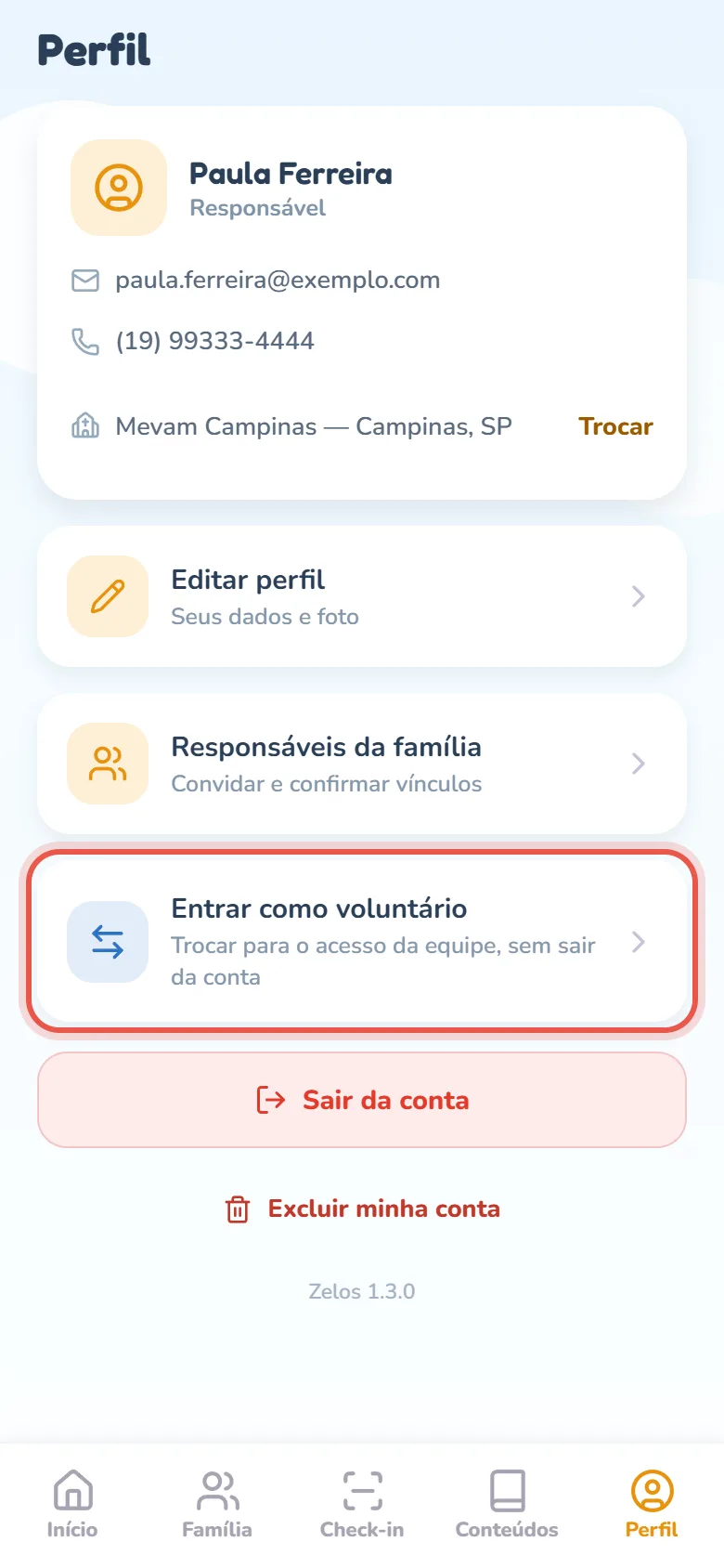Aba Perfil de uma conta dupla mostrando, entre Responsáveis da família e Sair da conta, o card Entrar como voluntário, com o ícone azul de setas e o texto Trocar para o acesso da equipe, sem sair da conta.