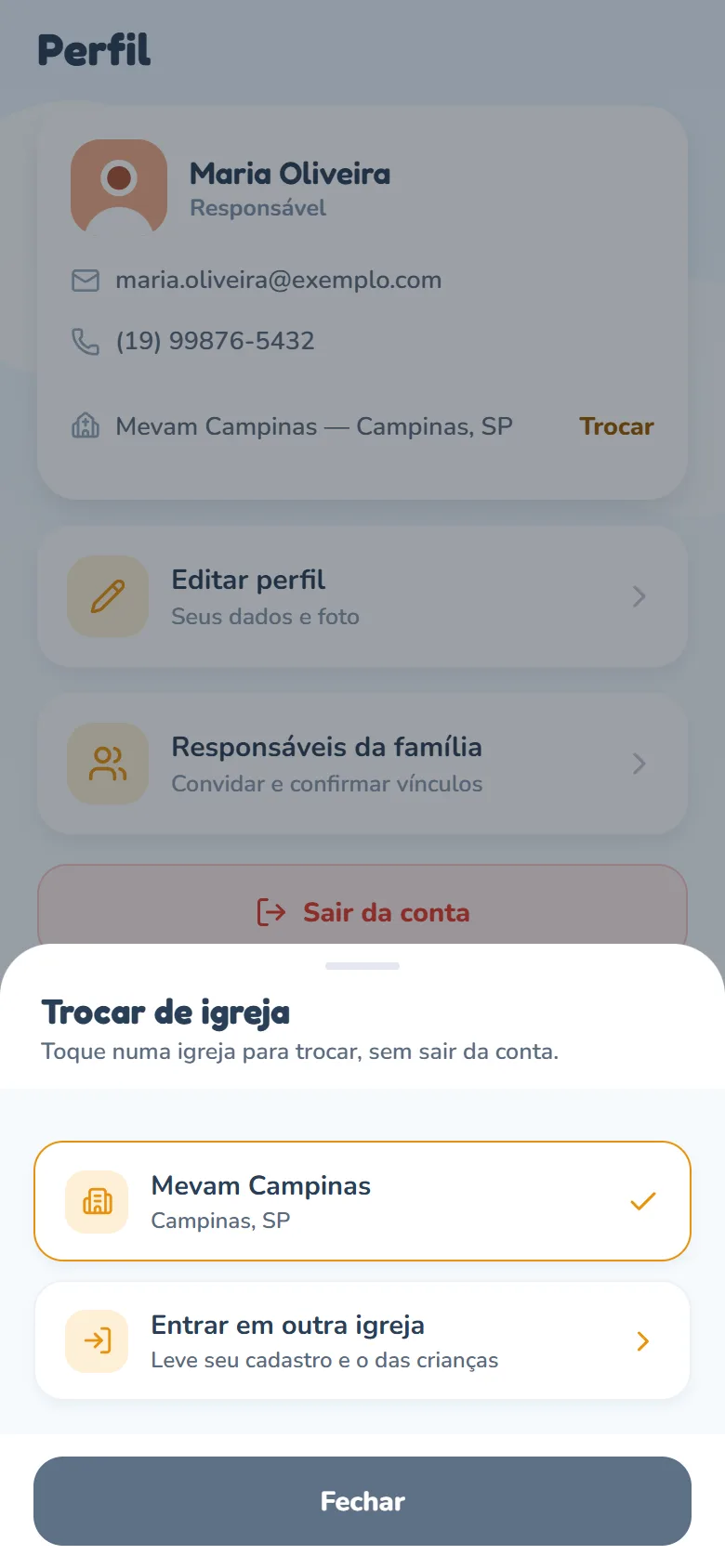 Folha Trocar de igreja aberta sobre a aba Perfil, com o subtítulo Toque numa igreja para trocar, sem sair da conta., a igreja atual marcada, a linha Entrar em outra igreja (Leve seu cadastro e o das crianças) no fim da lista e o botão Fechar.