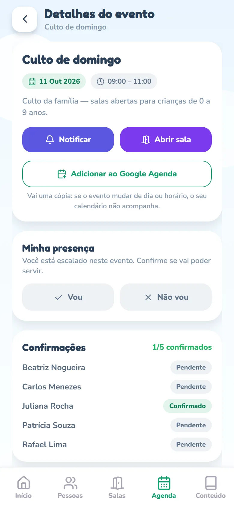 Detalhes do evento do Culto de domingo na conta do coordenador: dentro do card do evento, com a data, o horário e a descrição, os botões Notificar (azul-arroxeado, com um sininho) e Abrir sala (roxo, com uma porta) lado a lado e, abaixo deles, Adicionar ao Google Agenda com a linha Vai uma cópia…; depois, o card Minha presença com os botões Vou e Não vou e o card Confirmações, inteiro, com o placar 1/5 confirmados e a resposta de cada escalado — Beatriz Nogueira, Carlos Menezes, Patrícia Souza e Rafael Lima Pendente e Juliana Rocha Confirmado.