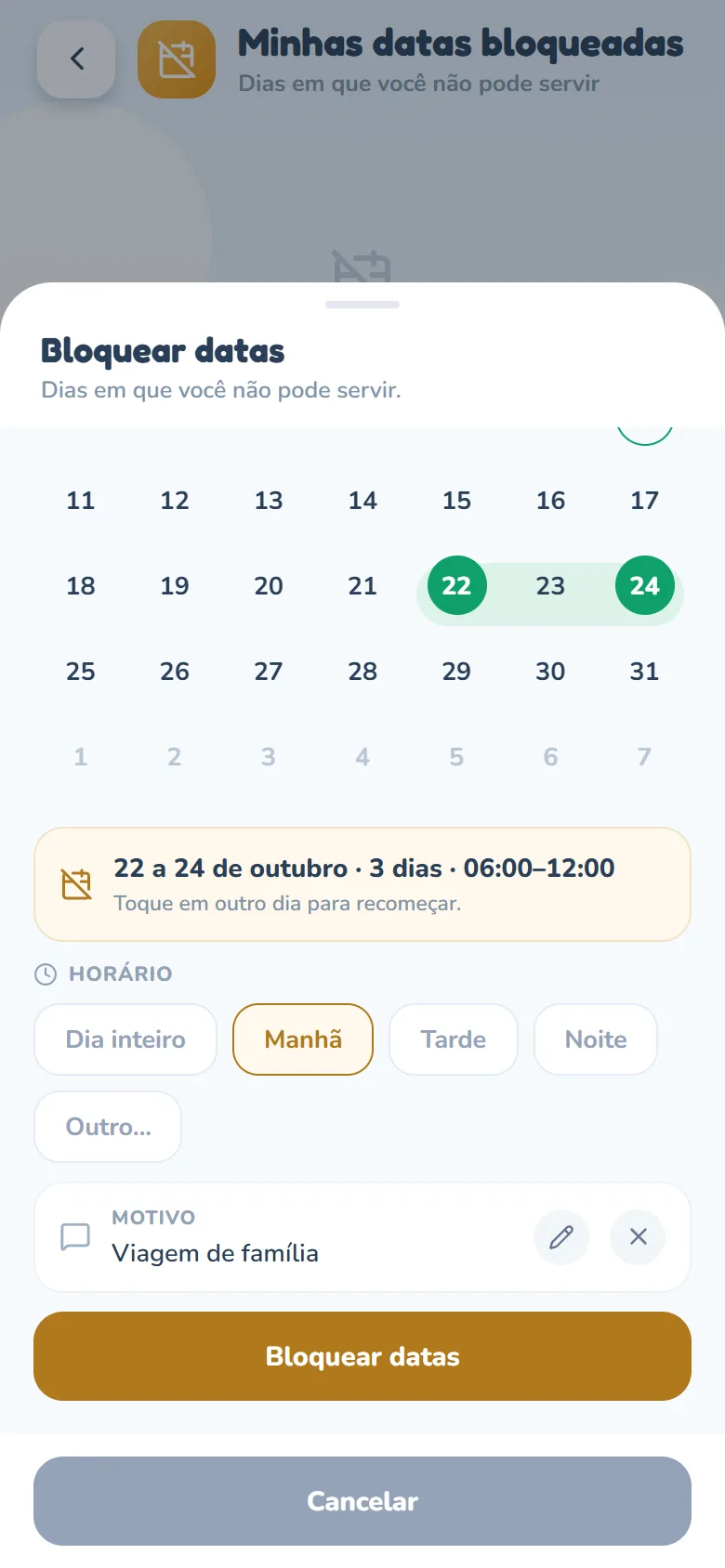 Folha Bloquear datas com o subtítulo Dias em que você não pode servir.: o calendário do mês rolado até as últimas semanas, com 22 a 24 marcados, o registro 22 a 24 de outubro · 3 dias · 06:00–12:00 (Toque em outro dia para recomeçar.), a seção Horário com Dia inteiro, Manhã (marcado), Tarde, Noite e Outro…, a linha Motivo com Viagem de família, o lápis e o X, e os botões Bloquear datas e Cancelar.