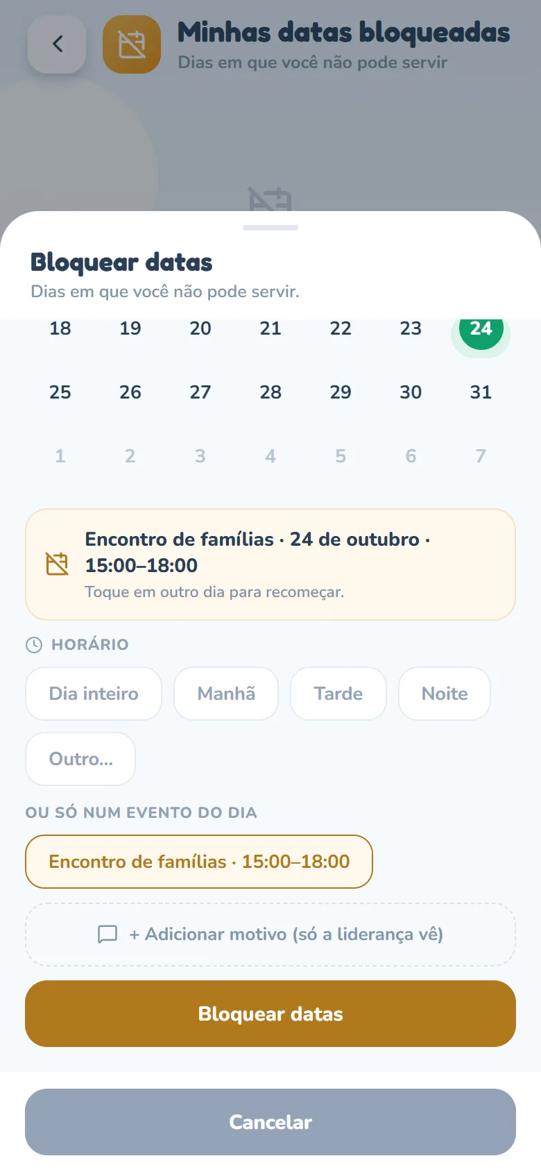 Folha Bloquear datas com o sábado 24 escolhido: o registro Encontro de famílias · 24 de outubro · 15:00–18:00, a seção Horário com Dia inteiro, Manhã, Tarde, Noite e Outro… (nenhum marcado) e, abaixo de Ou só num evento do dia, o botão Encontro de famílias · 15:00–18:00 marcado; no fim, + Adicionar motivo (só a liderança vê) e os botões Bloquear datas e Cancelar.