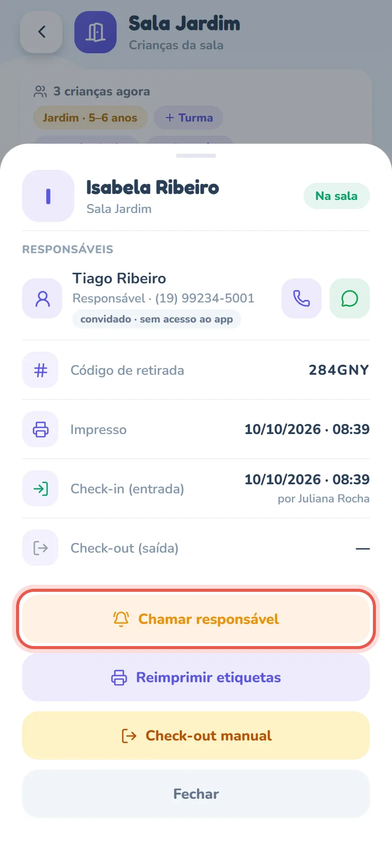 Ficha de Isabela Ribeiro, da Sala Jardim, com o selo Na sala: o card Responsáveis com Tiago Ribeiro, o telefone, o selo convidado · sem acesso ao app e os botões de ligar e de WhatsApp; as linhas Código de retirada, Impresso, Check-in (entrada) com a hora e por Juliana Rocha e Check-out (saída) ainda vazia; embaixo, o botão laranja Chamar responsável em destaque, seguido de Reimprimir etiquetas, Check-out manual e Fechar.