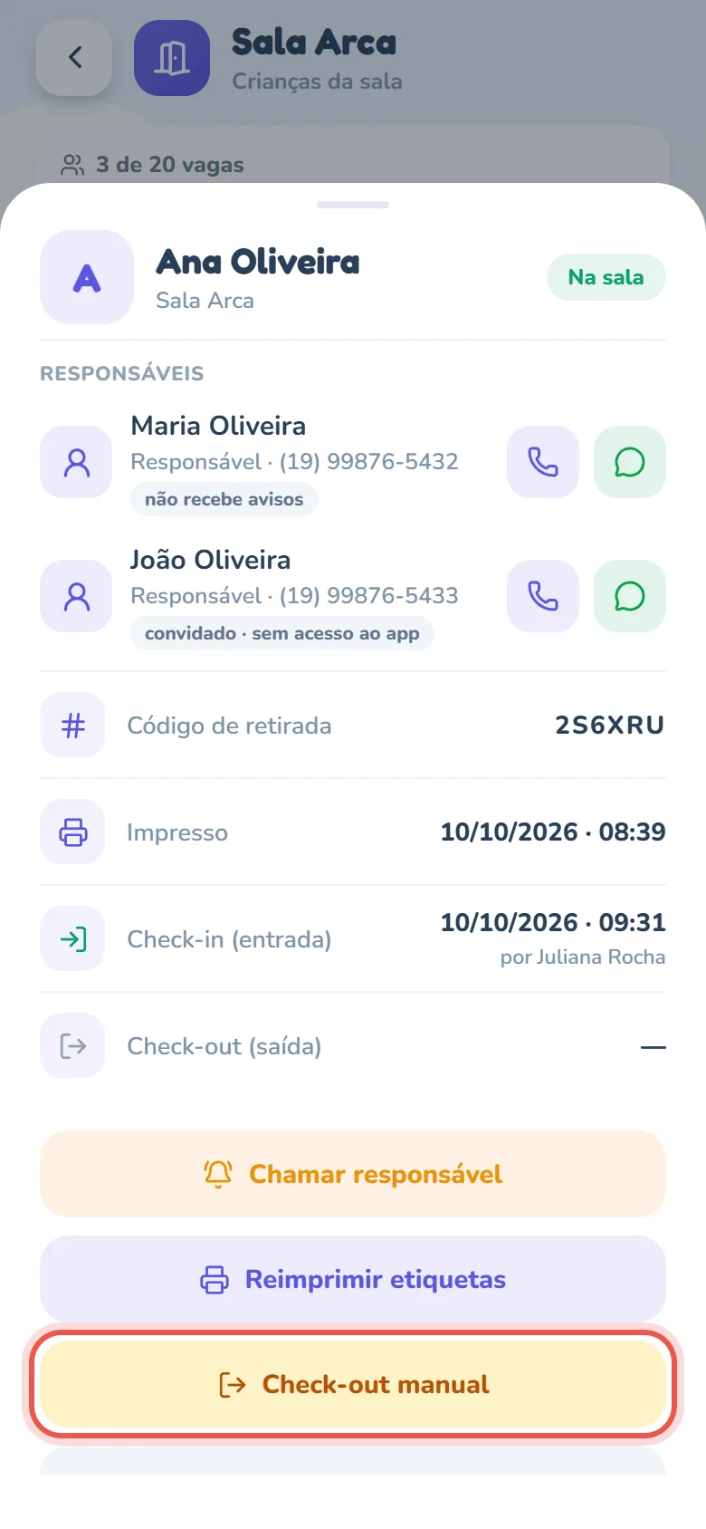 Ficha de Ana Oliveira, da Sala Arca, com o selo Na sala: o card Responsáveis com Maria Oliveira (selo não recebe avisos) e João Oliveira (selo convidado · sem acesso ao app), cada um com o telefone e os botões de ligar e de WhatsApp, as linhas Código de retirada, Impresso, Check-in (entrada) com a hora e por Juliana Rocha e Check-out (saída) ainda vazia, e os botões Chamar responsável, Reimprimir etiquetas e Check-out manual, este em destaque; o Fechar fica cortado no rodapé.