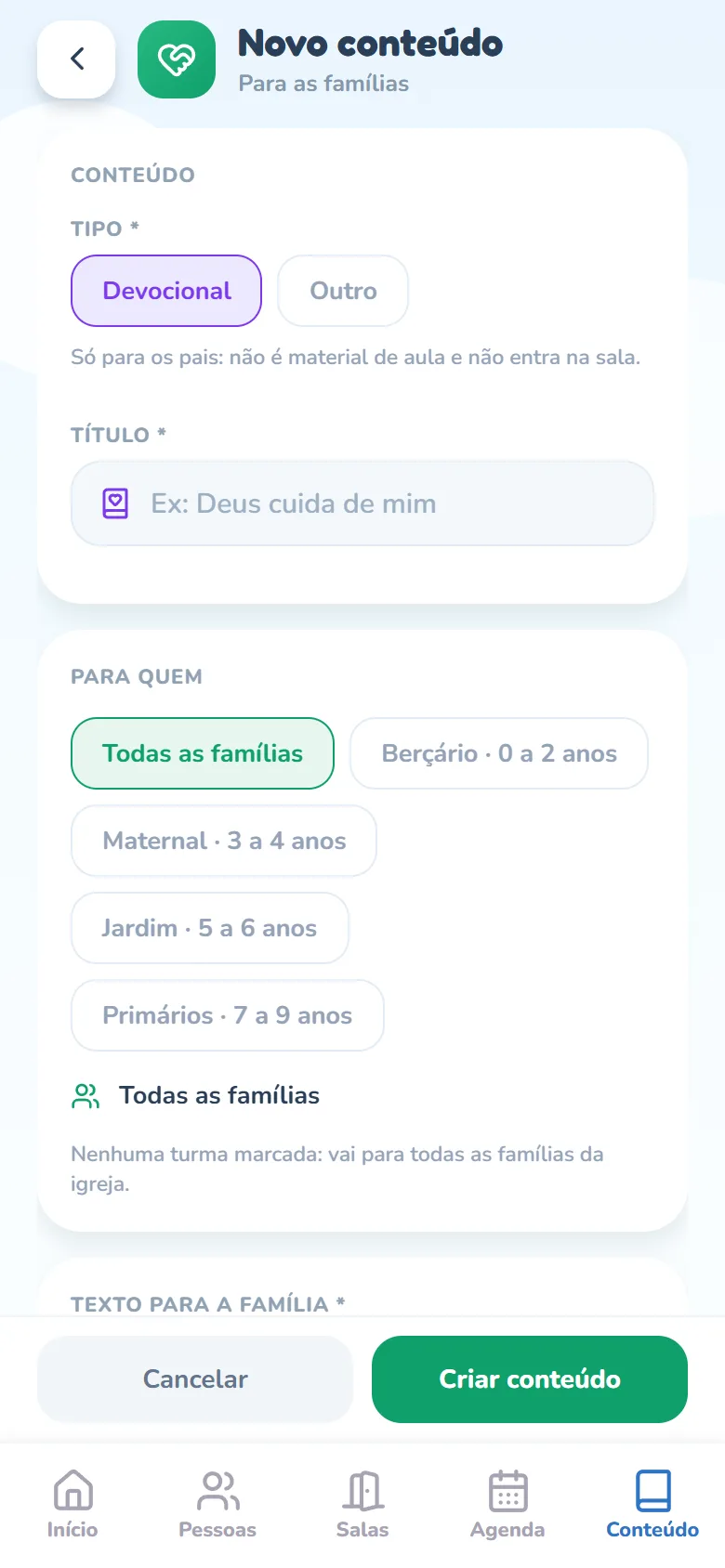 Tela Novo conteúdo com o subtítulo Para as famílias: o cartão Conteúdo com o Tipo Devocional marcado ao lado de Outro, a dica Só para os pais: não é material de aula e não entra na sala. e o campo Título; o cartão Para quem com o chip Todas as famílias marcado e os chips das turmas com a faixa de idade (Berçário · 0 a 2 anos, Maternal · 3 a 4 anos, Jardim · 5 a 6 anos, Primários · 7 a 9 anos), a linha Todas as famílias e a dica Nenhuma turma marcada: vai para todas as famílias da igreja.; embaixo, o começo do cartão Texto para a família.