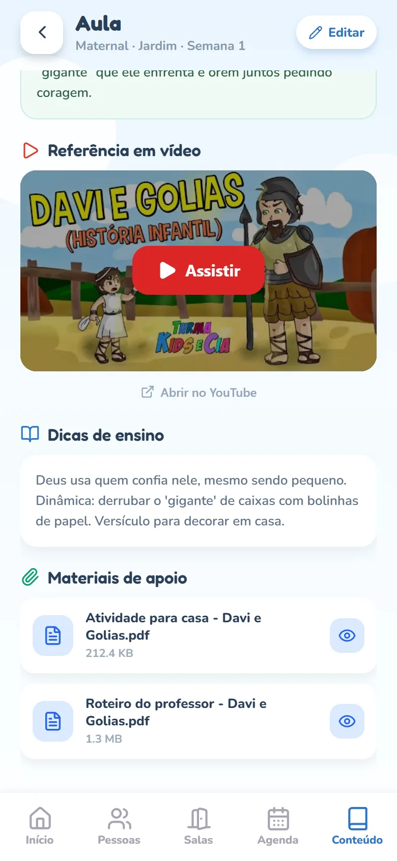 Tela Aula de Davi e Golias (Maternal · Jardim · Semana 1), com o botão Editar no alto, rolada para baixo: a seção Referência em vídeo com a capa do desenho e o botão vermelho Assistir, o link Abrir no YouTube, a seção Dicas de ensino com o texto e a seção Materiais de apoio (ícone de clipe), com Atividade para casa - Davi e Golias.pdf e Roteiro do professor - Davi e Golias.pdf, cada um com o tamanho e o olhinho azul de abrir à direita.