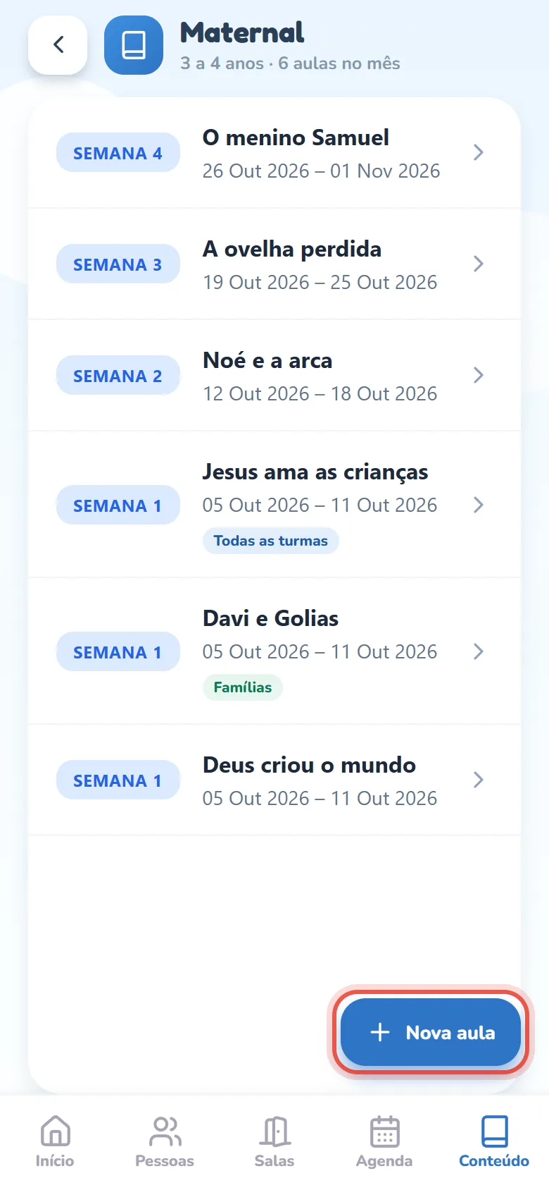 Lista de aulas da turma Maternal: no alto, Maternal · 3 a 4 anos e a contagem de aulas no mês; as linhas com a semana, o título e o período de cada aula — entre elas Davi e Golias, com o selo verde Famílias, e Jesus ama as crianças, com o selo azul Todas as turmas; no canto inferior direito, o botão Nova aula.