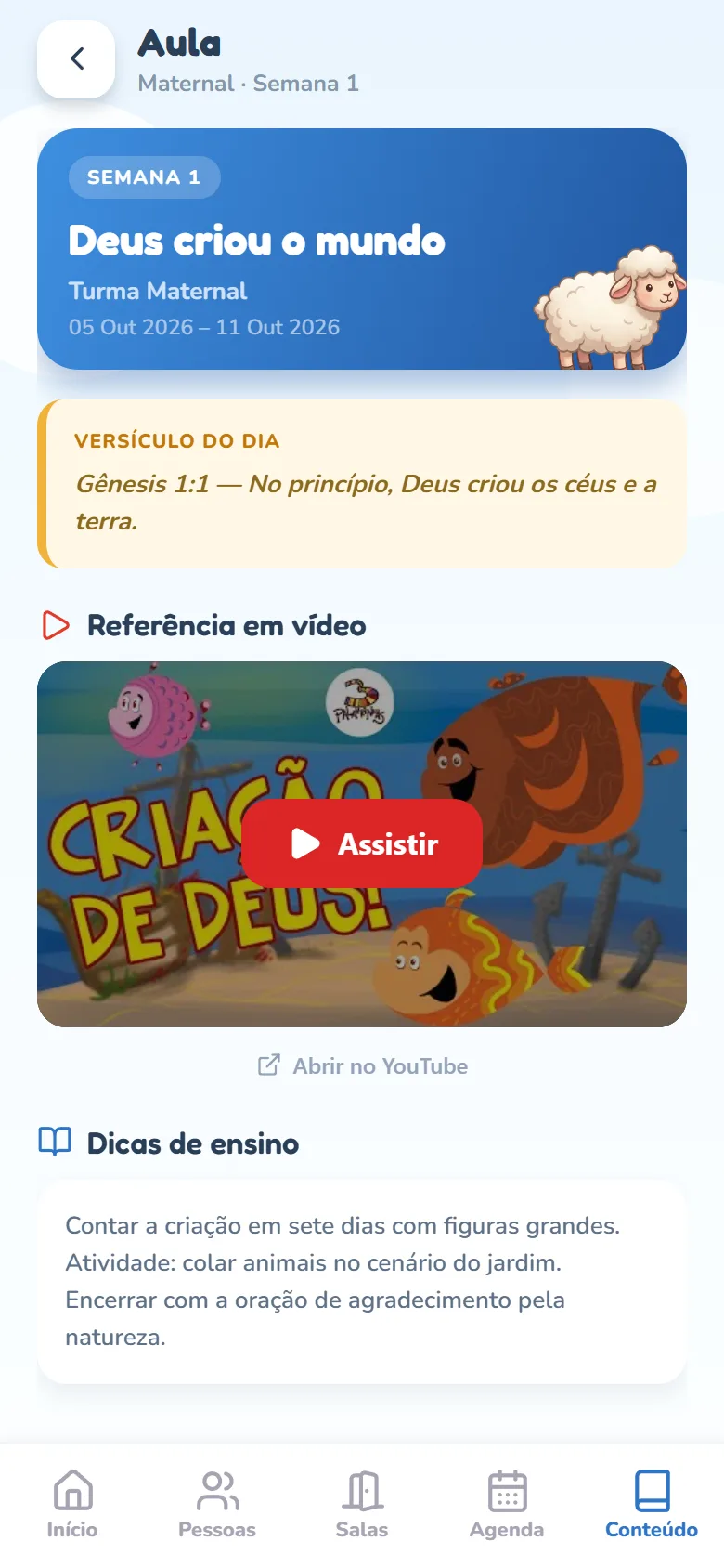 Tela Aula vista pela professora: cabeçalho azul com SEMANA 1, o título Deus criou o mundo, Turma Maternal e o período; abaixo, a faixa amarela Versículo do dia com Gênesis 1:1, a seção Referência em vídeo com a capa do desenho e o botão vermelho Assistir, e a seção Dicas de ensino. Não há botão Editar no alto nem o cartão Compartilhar com as famílias.