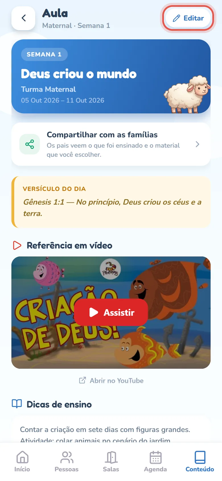 A mesma aula vista pelo coordenador: no alto, ao lado do título Aula, o botão Editar; logo abaixo do cabeçalho azul, o cartão branco Compartilhar com as famílias, com o ícone verde e o texto Os pais veem o que foi ensinado e o material que você escolher; embaixo, a faixa Versículo do dia e a seção Referência em vídeo.