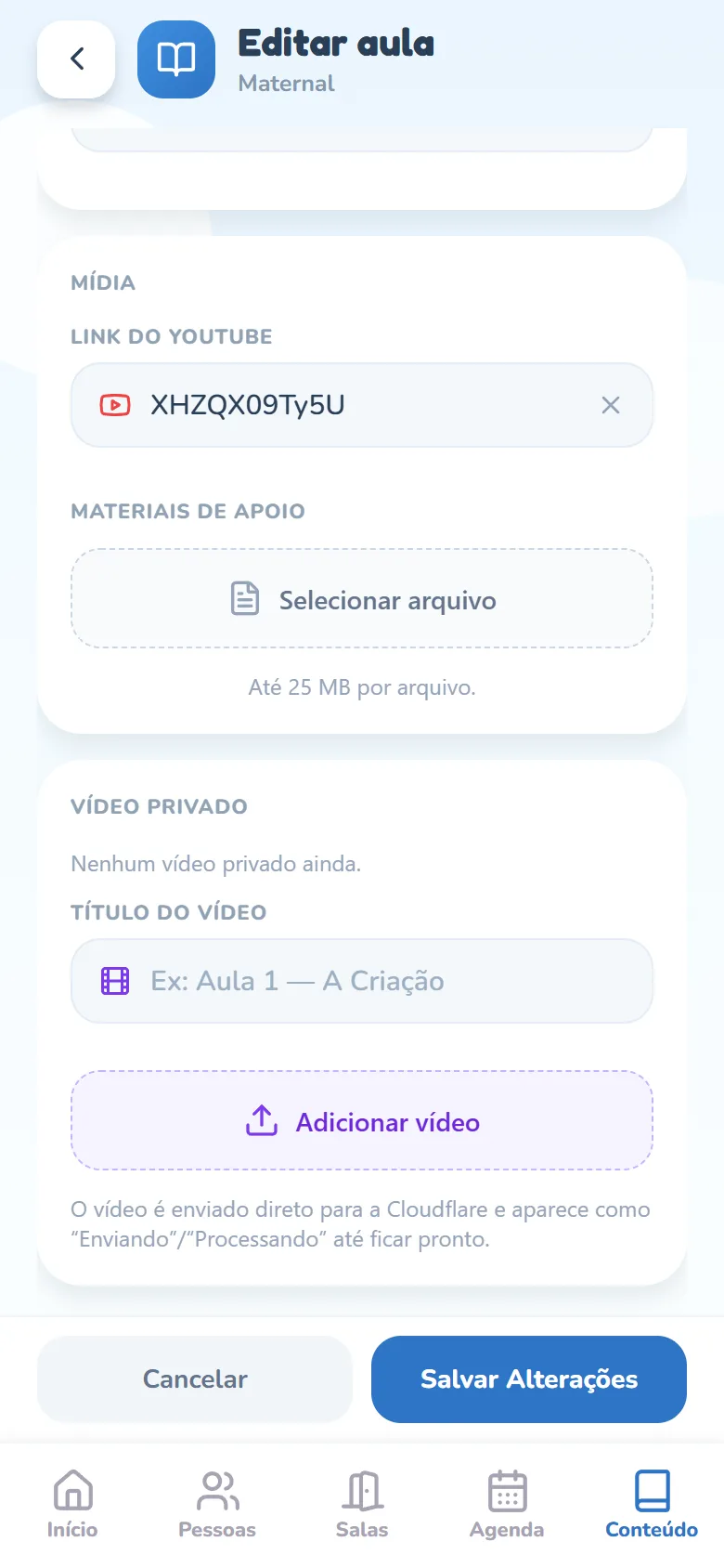 Tela Editar aula (Maternal) rolada até o cartão Mídia: o campo Link do YouTube com o vídeo já salvo (o ícone vermelho do YouTube e o código do vídeo) e um X para limpar, o rótulo Materiais de Apoio, o botão tracejado Selecionar arquivo e, embaixo dele, a linha Até 25 MB por arquivo.; abaixo, o cartão Vídeo privado com Nenhum vídeo privado ainda, o campo Título do vídeo, o botão Adicionar vídeo e a nota de que o envio vai direto para a Cloudflare; no rodapé, Cancelar e Salvar Alterações.