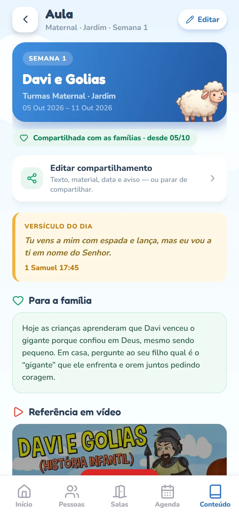 Tela Aula de Davi e Golias vista pelo coordenador: o cabeçalho azul com SEMANA 1, o título e a linha Turmas Maternal · Jardim; abaixo, o selo verde Compartilhada com as famílias com a data, o cartão Editar compartilhamento com o texto Texto, material, data e aviso — ou parar de compartilhar., a faixa Versículo do dia com a referência e a seção Para a família com o texto que os pais leem.