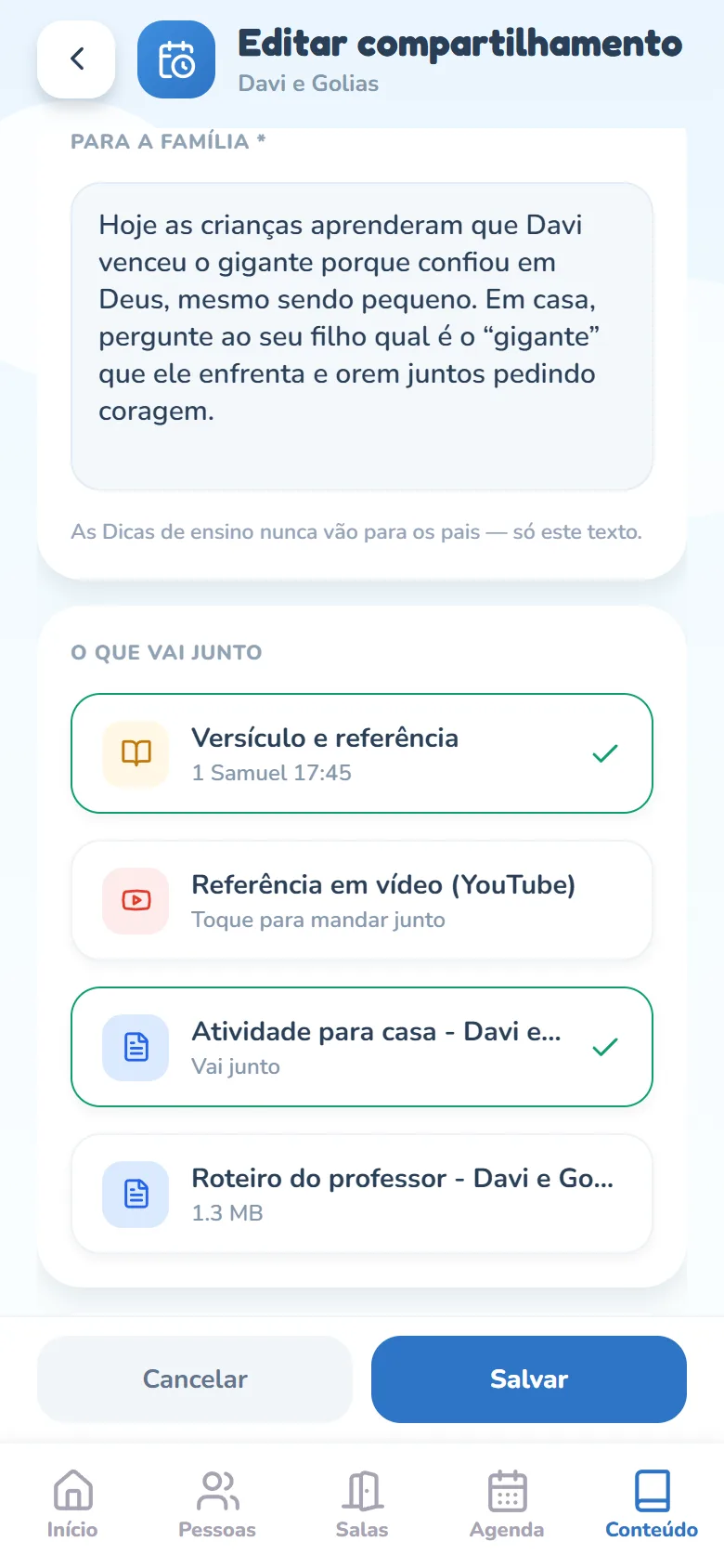 Tela Editar compartilhamento de Davi e Golias, rolada até o cartão Para a família: o texto que os pais vão ler, já preenchido, e a dica As Dicas de ensino nunca vão para os pais — só este texto.; embaixo, o cartão O que vai junto com Versículo e referência (1 Samuel 17:45) marcado, a linha Referência em vídeo (YouTube), desmarcada, com Toque para mandar junto, e dois arquivos — Atividade para casa marcado, com Vai junto, e Roteiro do professor desmarcado, só com o tamanho do arquivo (1.3 MB).