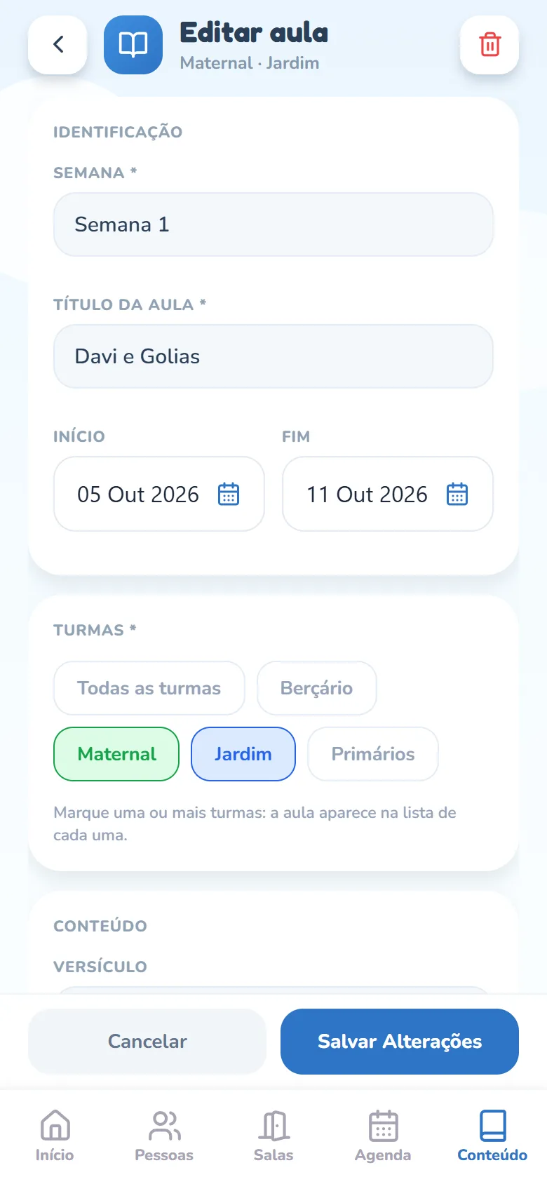 Tela Editar aula com o subtítulo Maternal · Jardim e a lixeira vermelha no canto superior direito: o cartão Identificação com Semana 1, o título Davi e Golias e as datas de Início e Fim; embaixo, o cartão Turmas com os chips Todas as turmas, Berçário, Maternal, Jardim e Primários — Maternal e Jardim marcados — e a dica Marque uma ou mais turmas: a aula aparece na lista de cada uma.