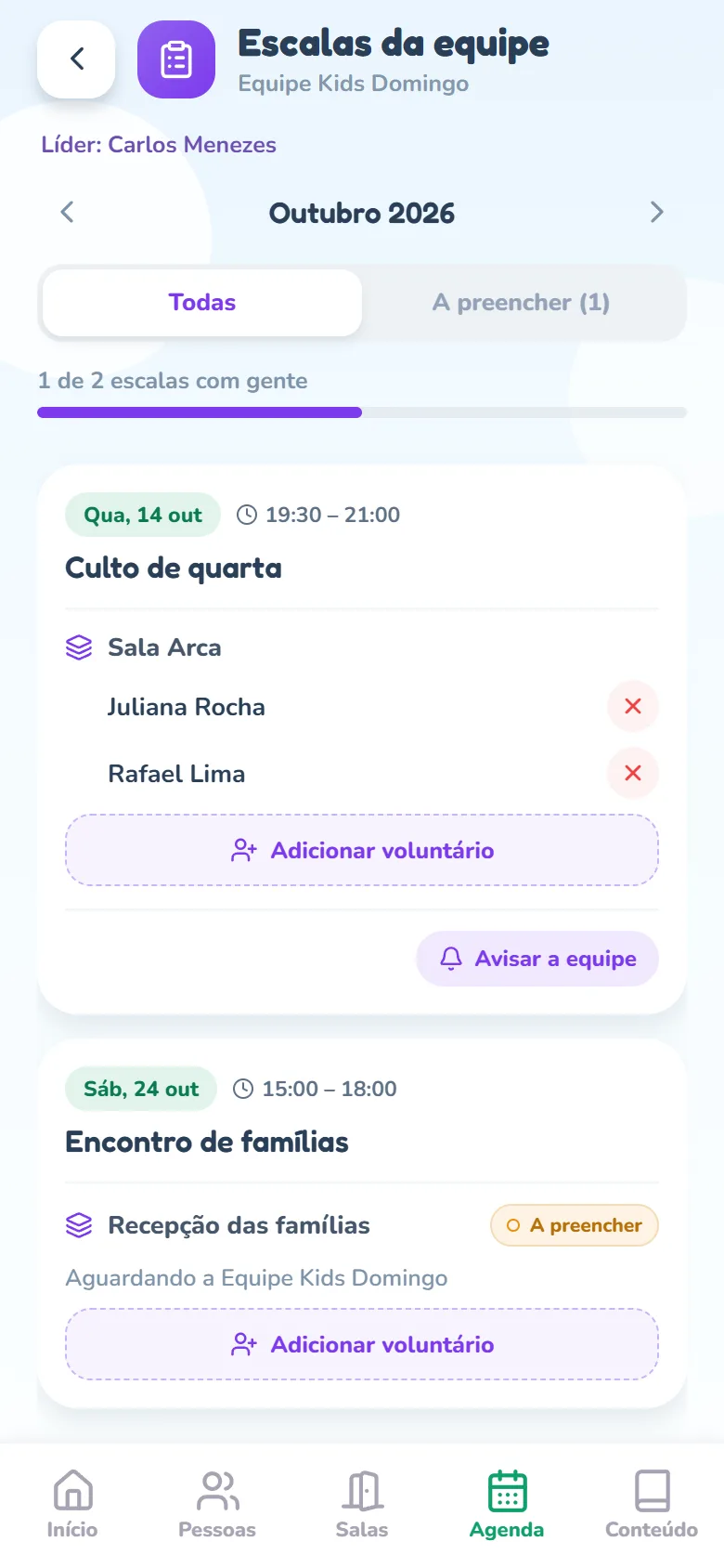 Tela Escalas da equipe (Equipe Kids Domingo, Líder: Carlos Menezes): Outubro 2026 com as setas, os botões Todas e A preencher (1), a barra 1 de 2 escalas com gente; o cartão do Culto de quarta (Qua, 14 out · 19:30 – 21:00) com a Sala Arca, Juliana Rocha e Rafael Lima, cada um com o X, Adicionar voluntário e a pílula Avisar a equipe; e o cartão do Encontro de famílias (Sáb, 24 out · 15:00 – 18:00) com Recepção das famílias, o selo A preencher, a linha Aguardando a Equipe Kids Domingo e Adicionar voluntário.