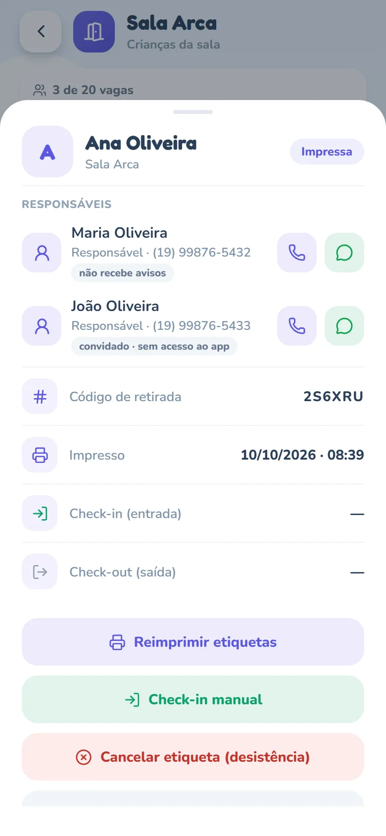 Ficha de Ana Oliveira, da Sala Arca, aberta sobre a lista da sala, com o selo Impressa, o card Responsáveis com Maria Oliveira (selo não recebe avisos) e João Oliveira (selo convidado · sem acesso ao app), cada um com o telefone e os botões de ligar e de WhatsApp, as linhas Código de retirada, Impresso, Check-in (entrada) e Check-out (saída), e os botões Reimprimir etiquetas, Check-in manual e Cancelar etiqueta (desistência); o Fechar fica cortado no rodapé.