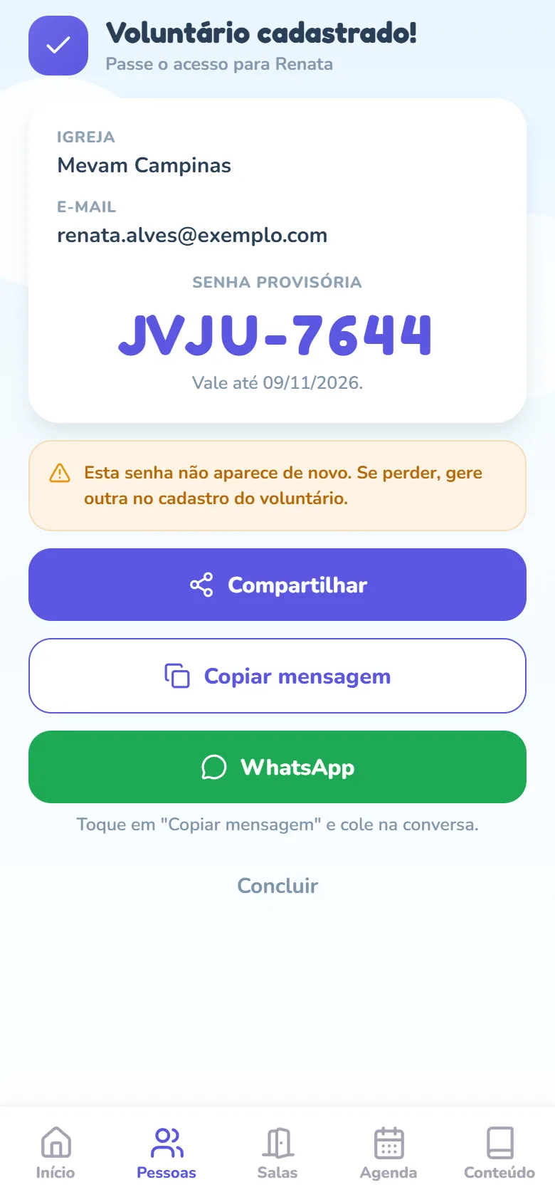 Tela Voluntário cadastrado!, com o subtítulo Passe o acesso para Renata: um cartão com Igreja (Mevam Campinas), E-mail e a senha provisória em letras grandes, com Vale até 09/11/2026. embaixo; o aviso âmbar Esta senha não aparece de novo. Se perder, gere outra no cadastro do voluntário.; os botões Compartilhar, Copiar mensagem e WhatsApp, nessa ordem, a dica Toque em "Copiar mensagem" e cole na conversa. e, no fim, Concluir.